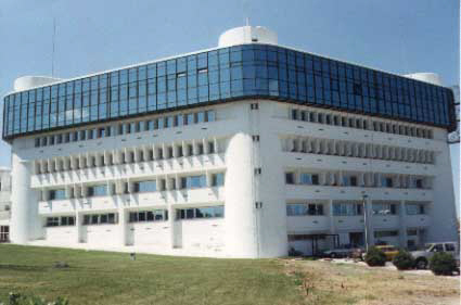 new Cyprus telecomunications building Nicosia.JPG (20549 bytes)