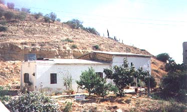 village house or building plot in Oroklini cyprus for sale.jpg (29528 bytes)